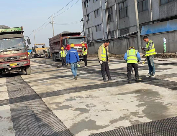 清流老材料的新故事：玻璃纤维土工格栅如何在‘白改黑’浪潮中重获新生？